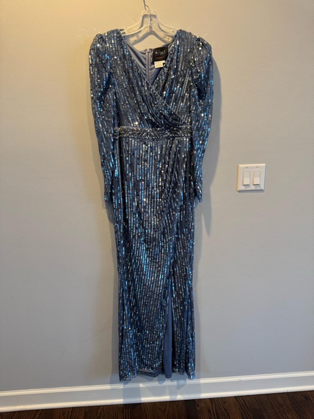 NWT MAC DUGGAL
Sequin Puff Sleeve Surplice Gown